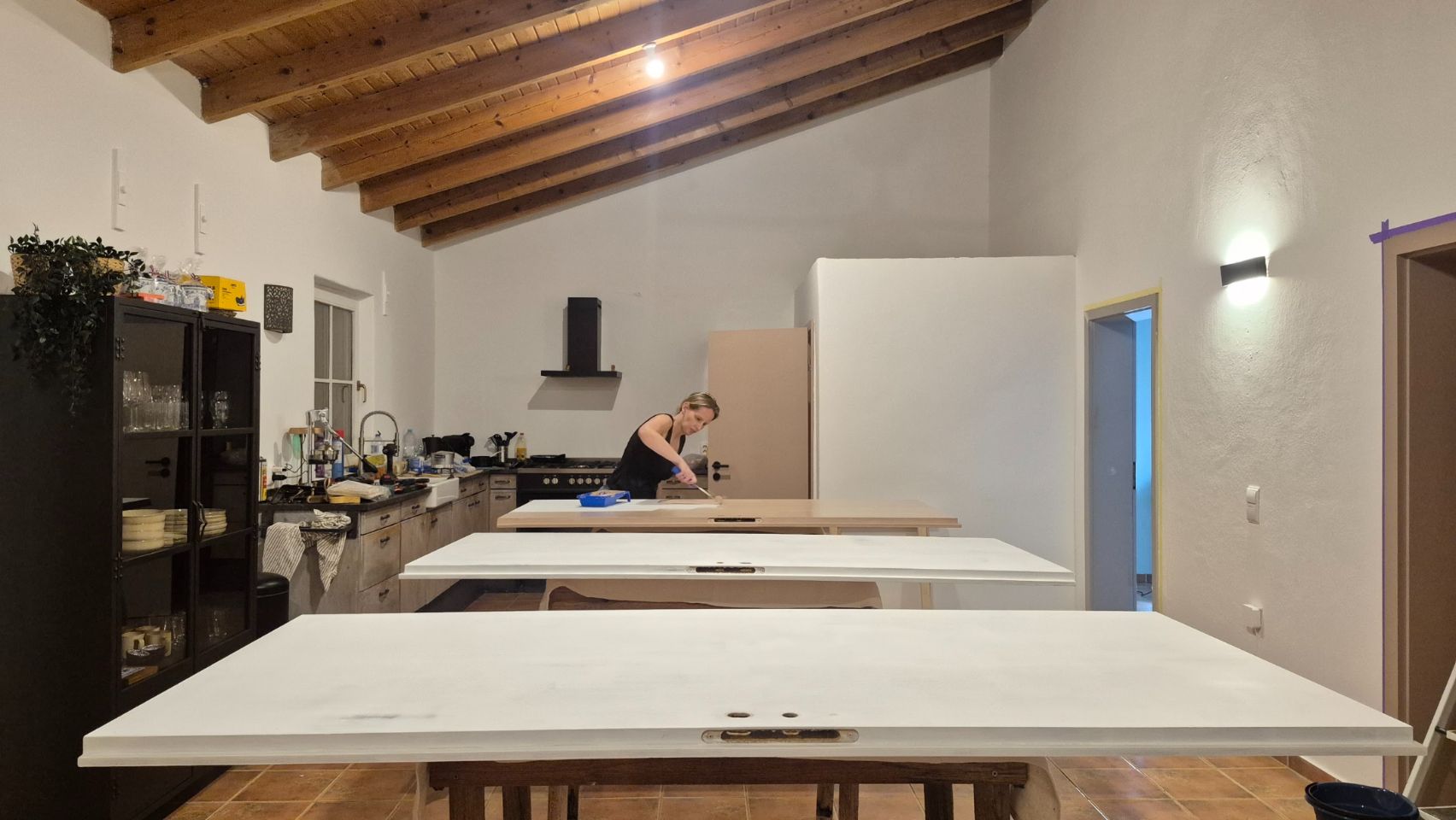 Foto bij Deuren op schragen, ladders tegen de muur